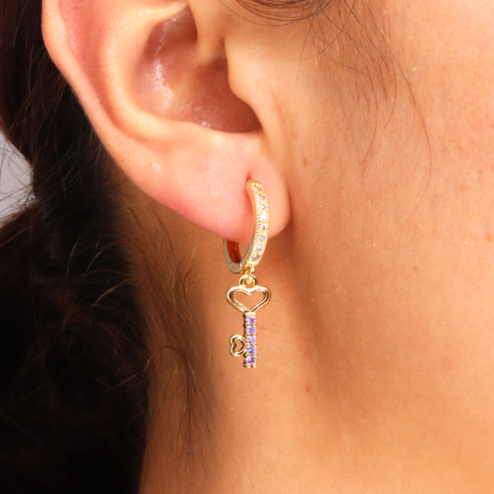 Aretes Huggies llave dorado con morado