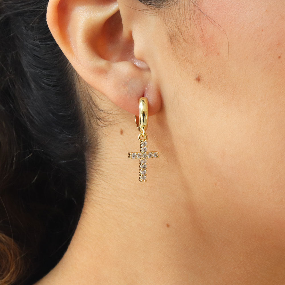 Aretes huggies cruz con zirconias