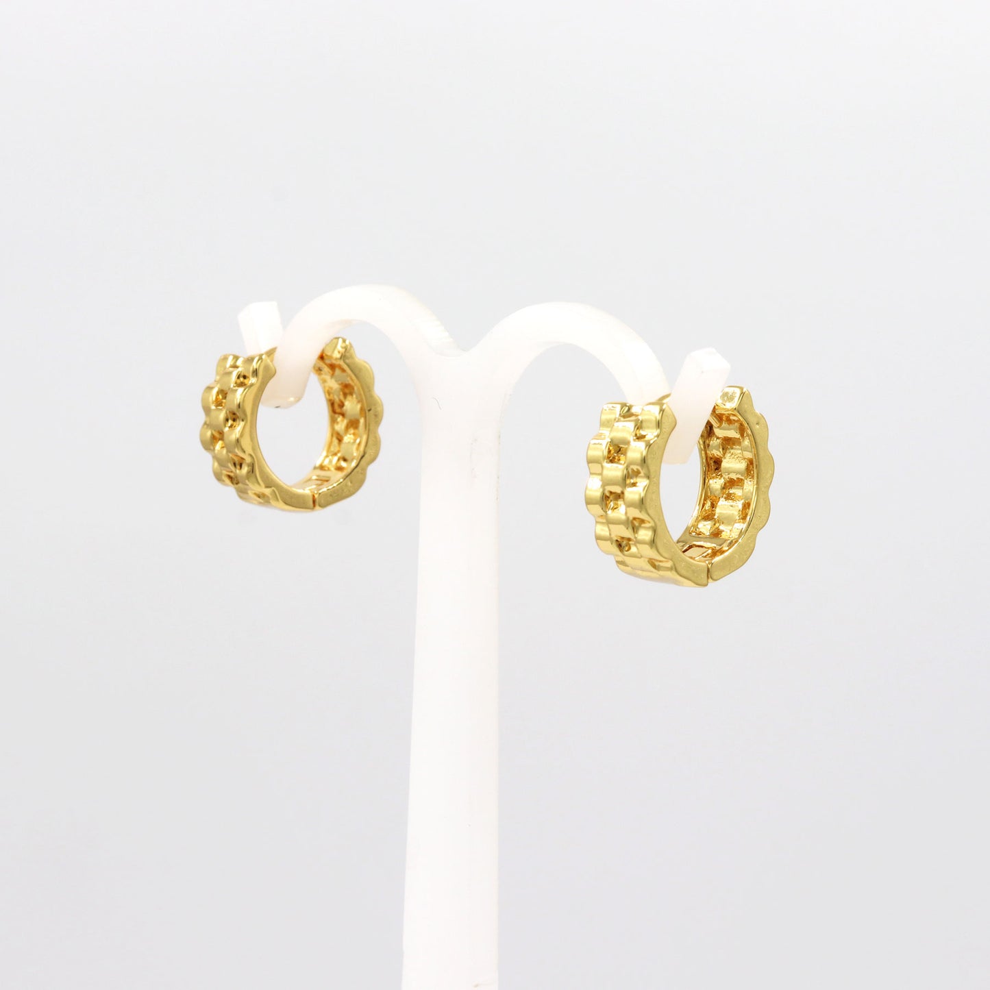 Aretes dorados medianos
