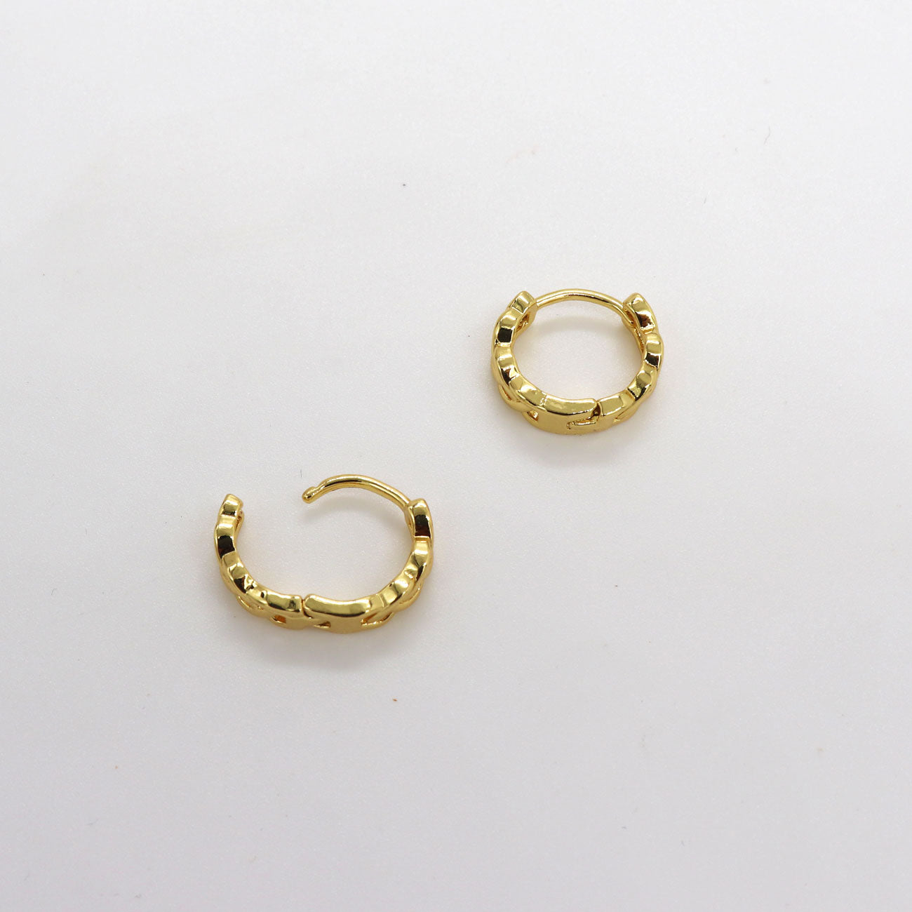 Aretes dorados pequeños