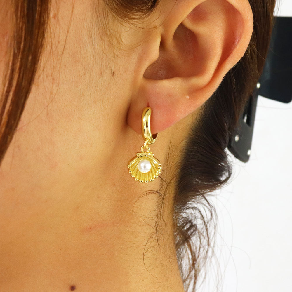 Aretes huggies concha con perla