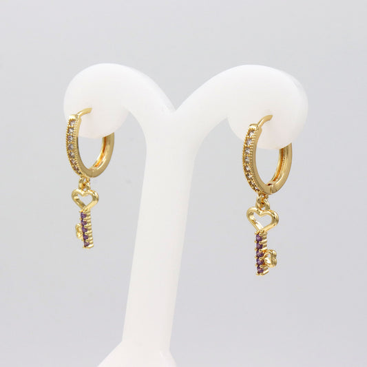 Aretes Huggies llave dorado con morado