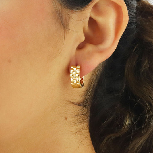 Aretes dorados medianos