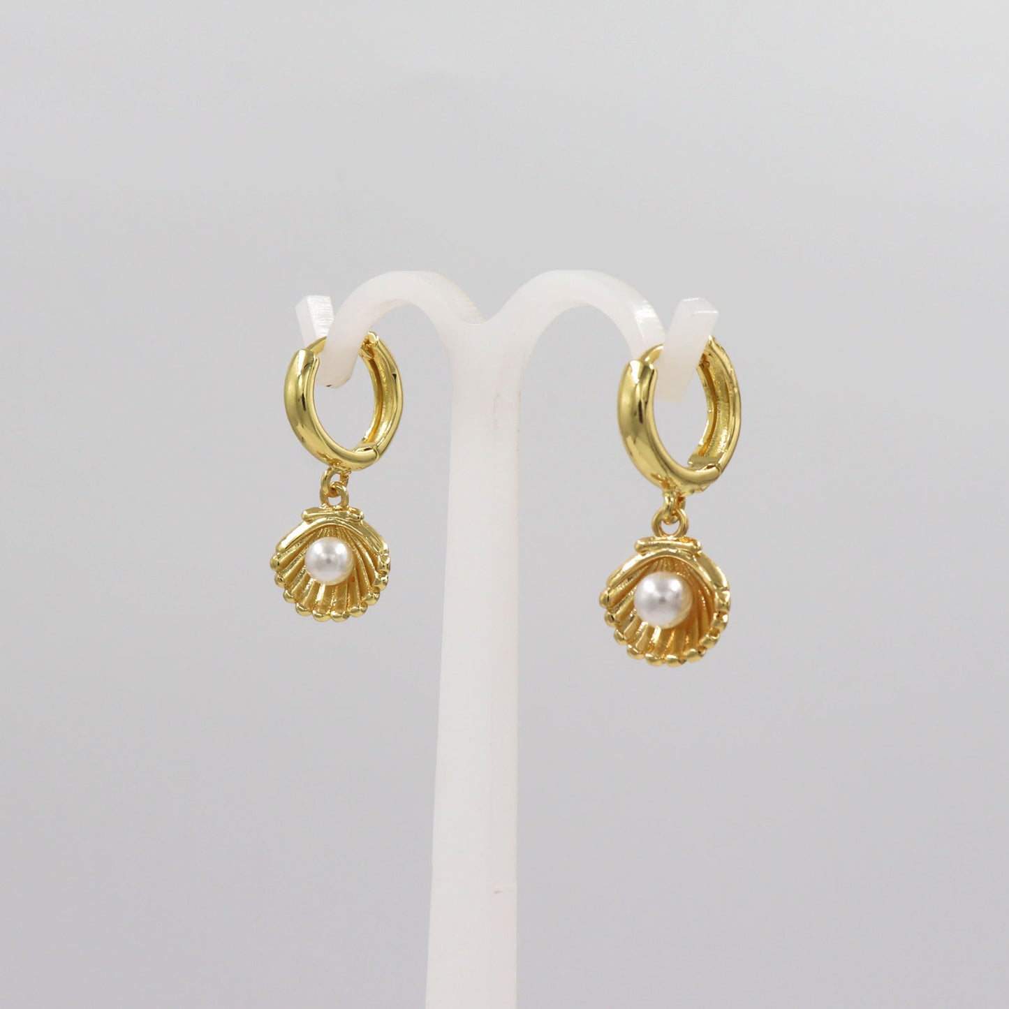 Aretes huggies concha con perla