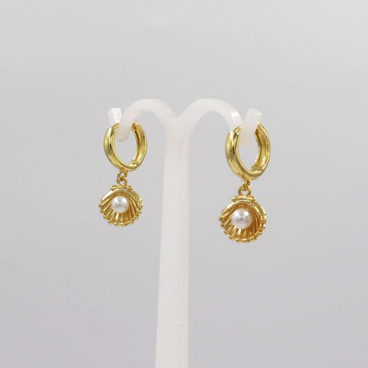 Aretes huggies concha con perla