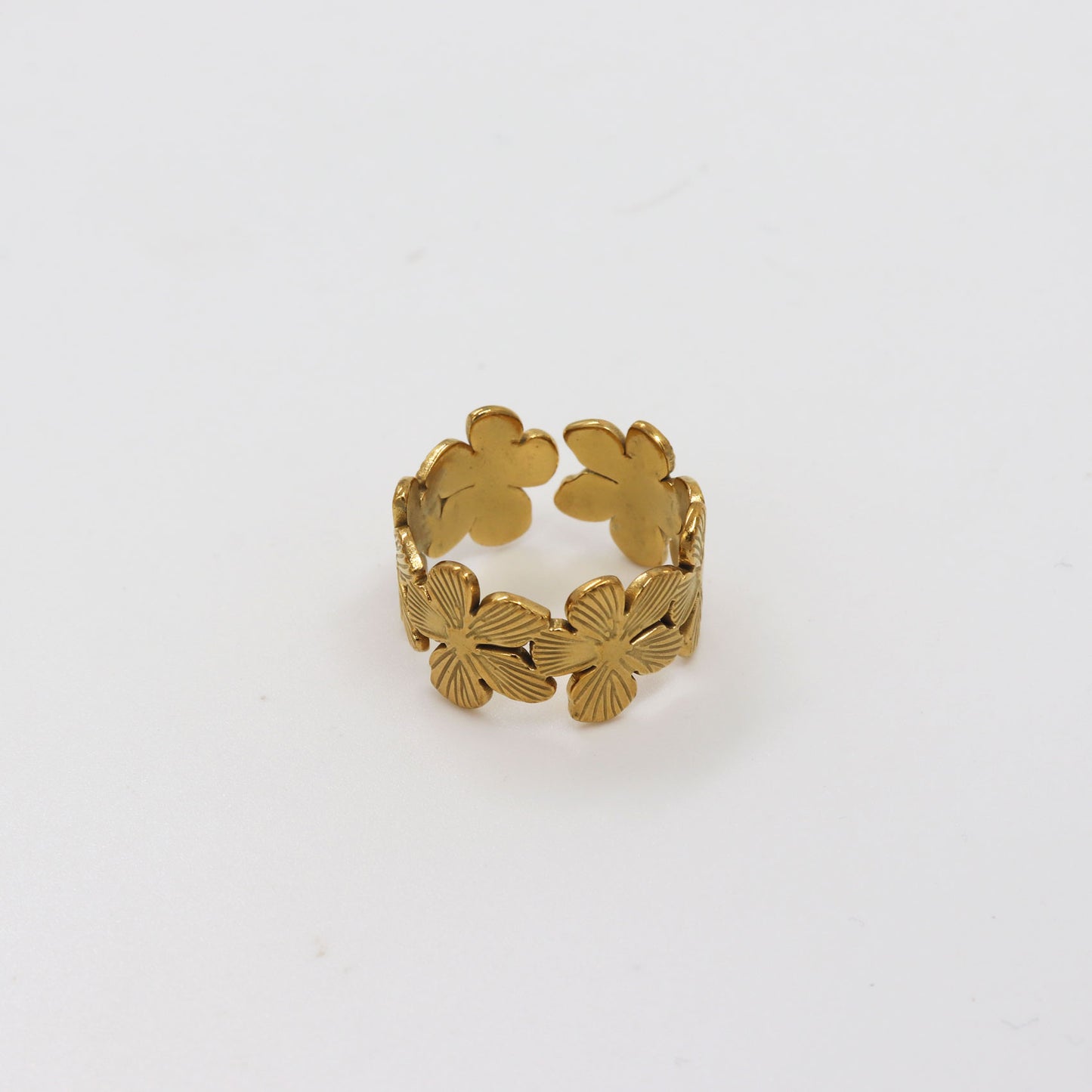 Anillo dorado flores