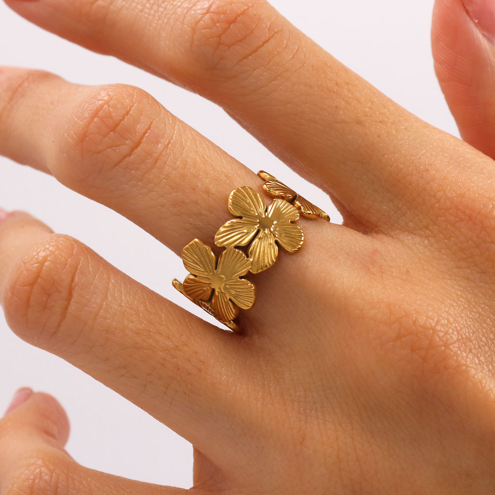 Anillo dorado flores