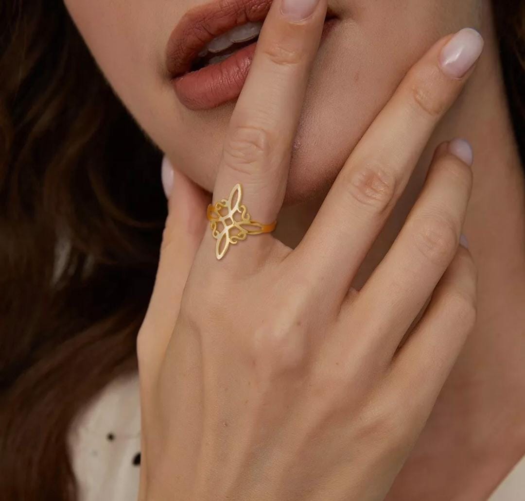 Anillo nudo de bruja dorado