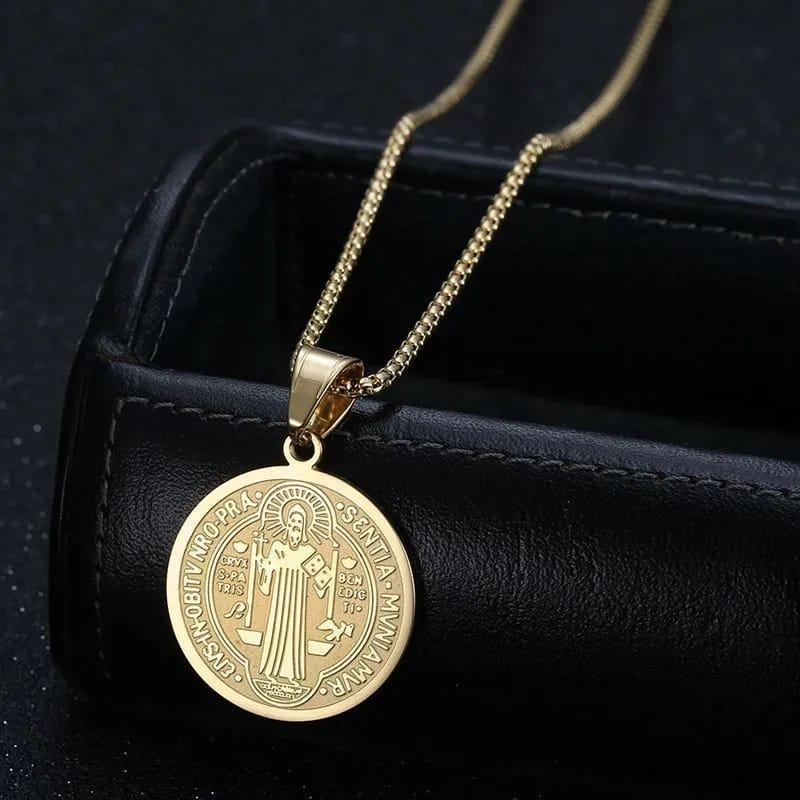 Collar dorado medalla San Benito