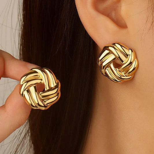 Aretes dorado enlazados